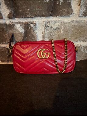 GUCCI Calfskin Matelasse Small GG Marmont Chain Shoulder Bag Hibiscus Red